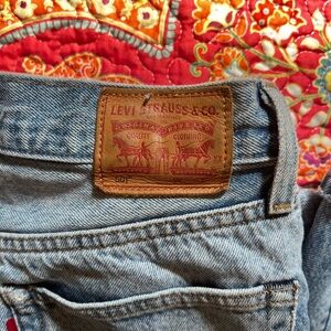 Button-fly Mid Rise distressed Levi’s